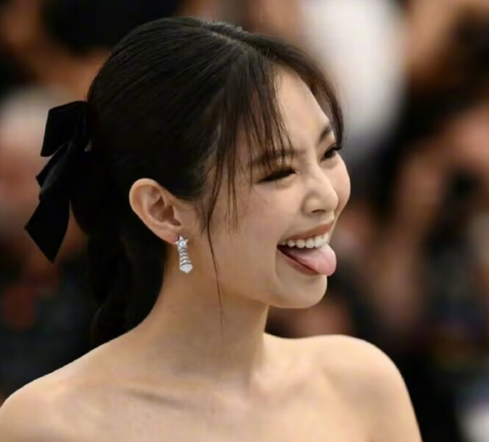 金珍妮在红毯上还做了不少可爱做作的小动作,时而吐舌时而抿嘴笑,冲着