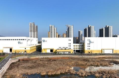 横店影视产业园首创了"内棚外景"建设方式,让现代工业风摄影棚兼具