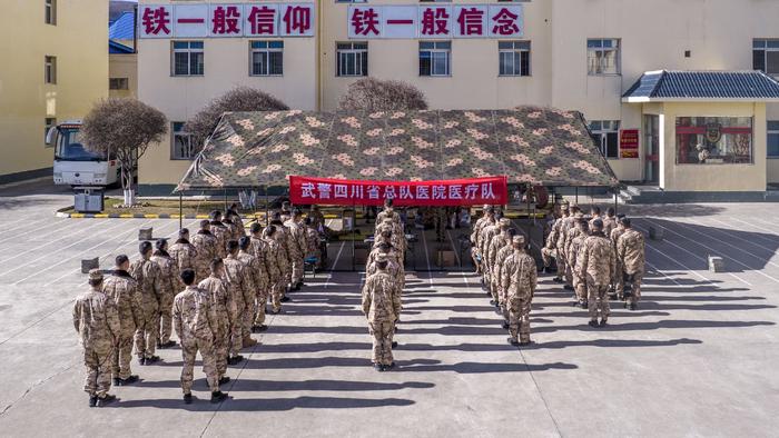 专家医疗队走进训练场为官兵诊疗