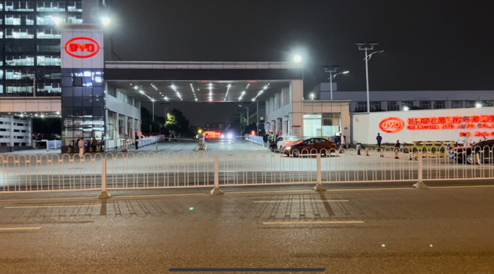 比亚迪长沙雨花工厂正门。摄影/刘丁