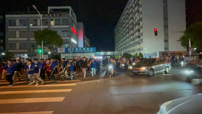 比亚迪长沙雨花工厂2号门晚上下班时分。摄影/刘丁