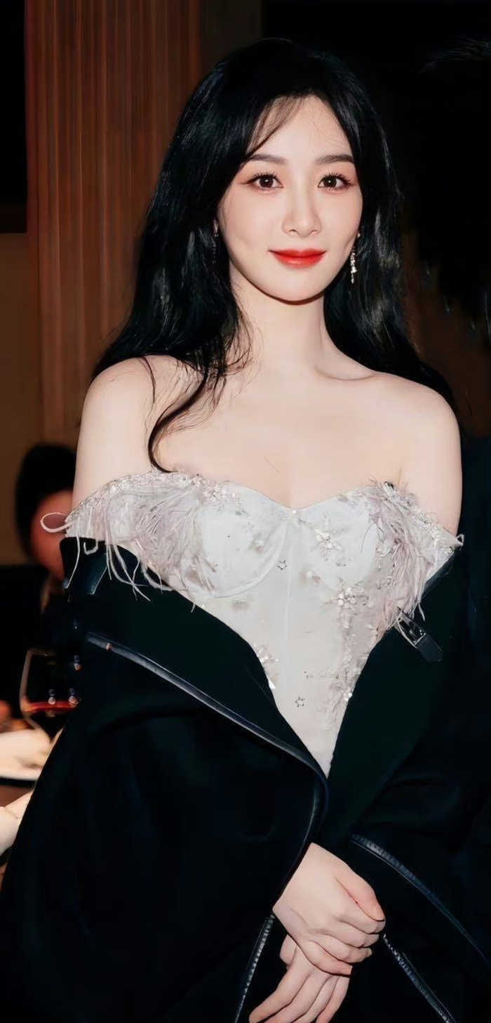 杨紫活动内场合照,美得太超过了!是看一眼就会爱上的美貌