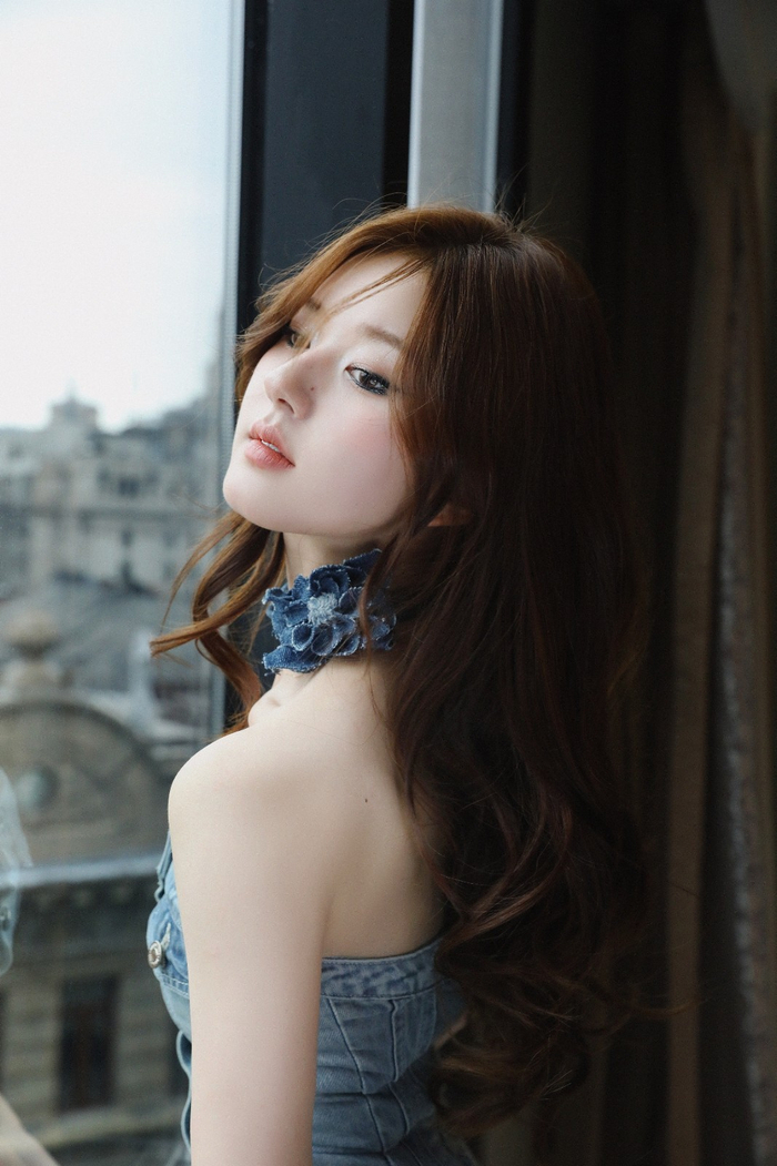 赵露思烟熏妆配牛仔裙变身小野猫粉丝大呼美呆了