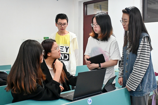     团队成员就调查设计展开讨论。实习生 郑全/摄