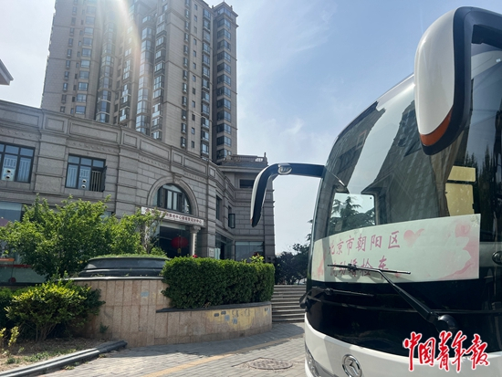     5月23日，北京。朝阳区妇幼保健院婚检车停在婚姻登记处门口。中青报·中青网见习记者 刘胤衡/摄