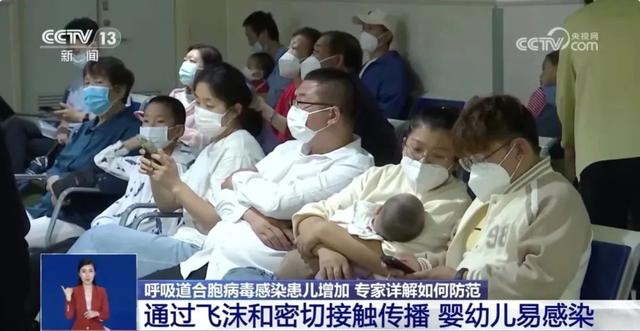 △家长携儿童在医院等候就诊 