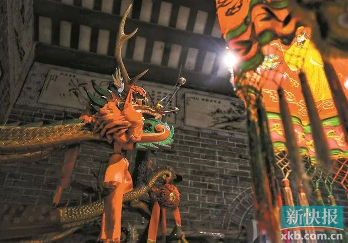 ▲张伟潮是广州为数不多的手工龙头制作者之一，他的工作室内架着新做好的龙头。