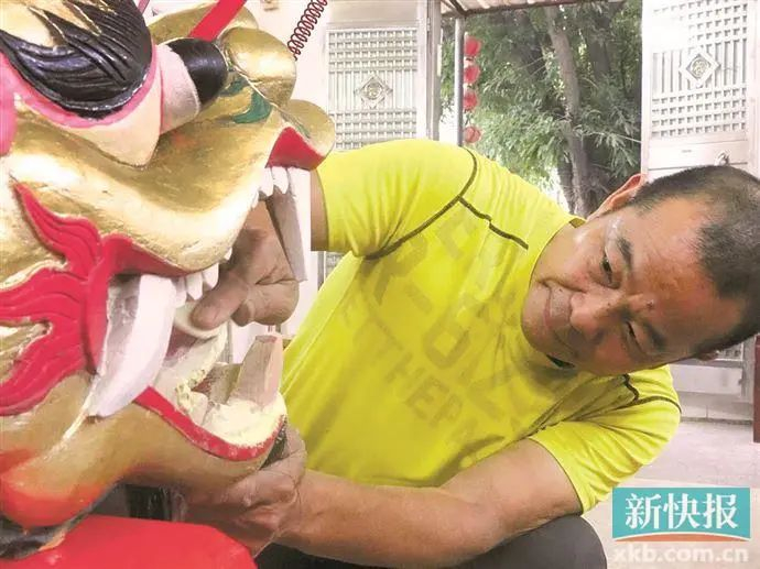 ▲“护龙人”添叔耐心细致地修补龙头的一颗牙齿，仅仅修补这颗牙齿也需要繁琐步骤。通讯员供图