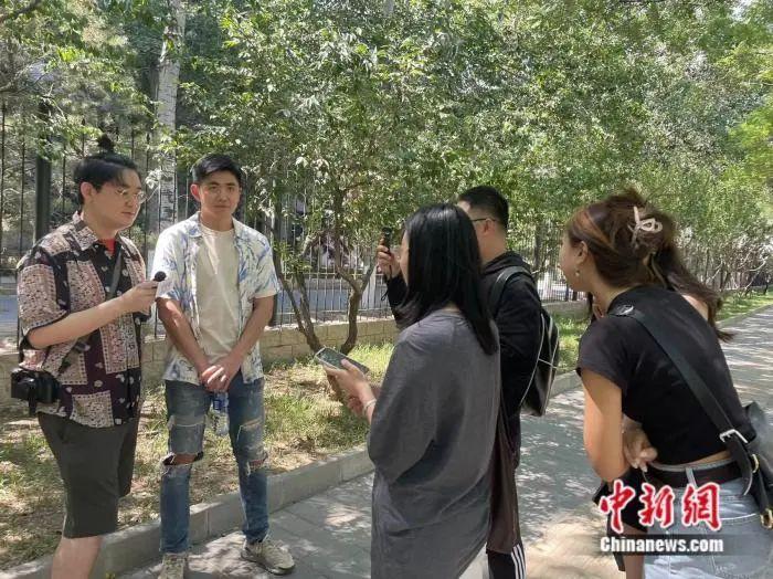 图为大学生接受中新网采访。韦香惠 摄