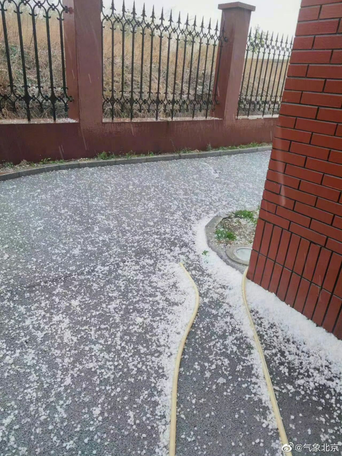 石景山区出现“冰雹雨”。石景山区气象局供图