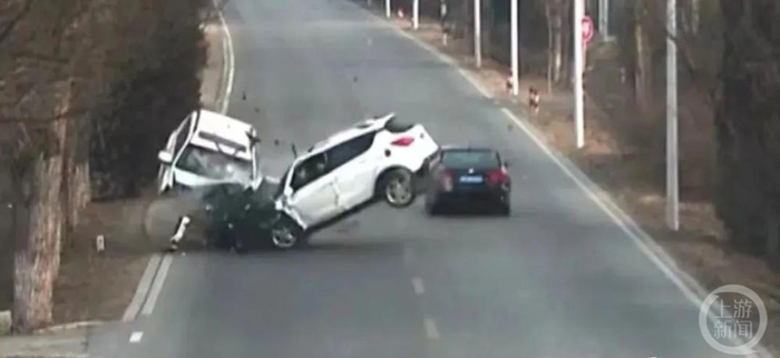 ▲徐某故意点刹车减速，导致方某猛然向左打轮，与对向来车正面相撞，方某当场死亡。图片来源/视频截图