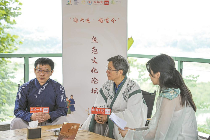     何大江（左）与王晓刚（中）参加鱼凫文化论坛