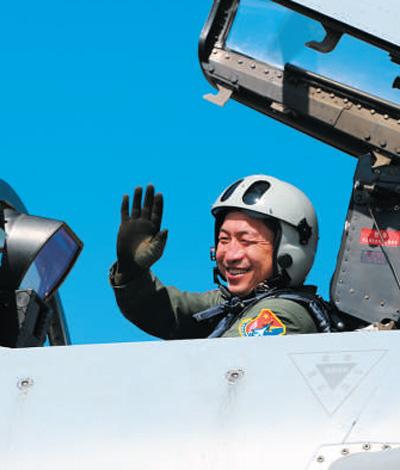 试飞员李吉宽在参加珠海航展。空军某试飞部队供图