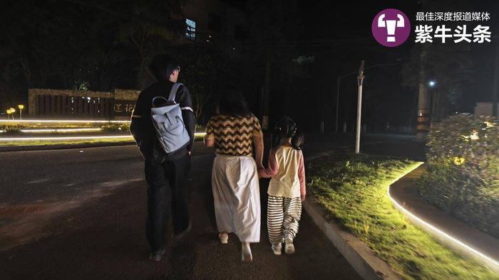 曹女士一家三口。