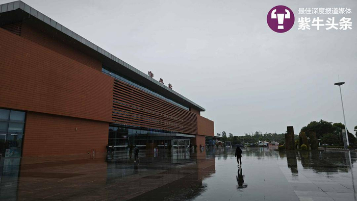 曹女士到达宜兴站。