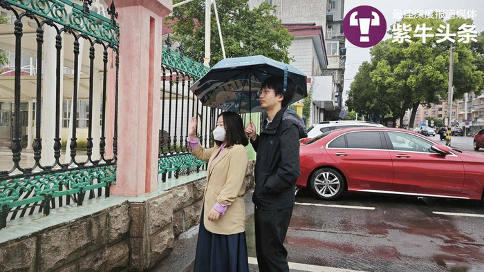 曹女士在幼儿园门口和女儿挥手告别。