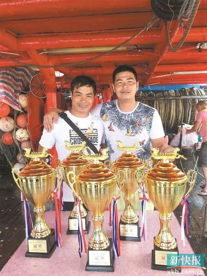▲从龙舟运动员到龙舟教练，海珠区华洲街道小洲村村民简敬国（左）获得过许多奖项。受访者供图