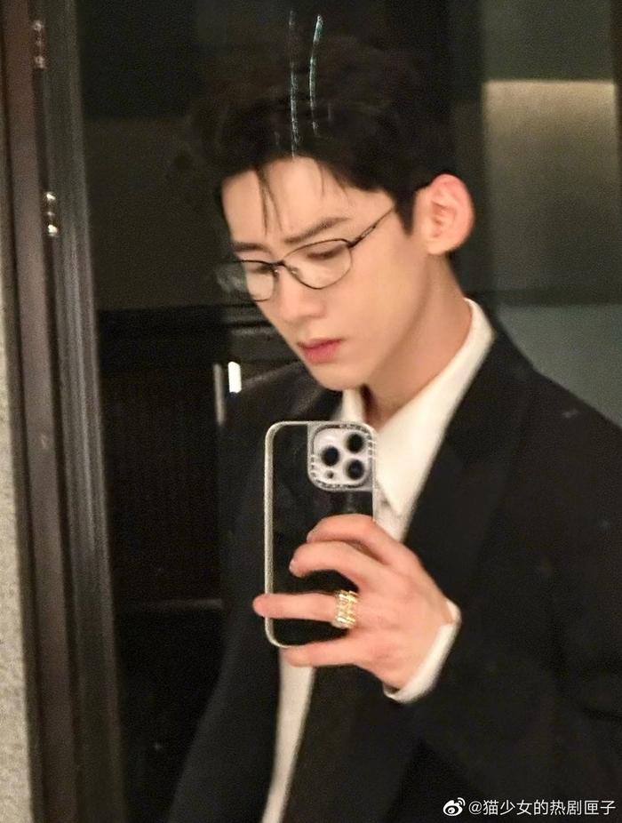 白敬亭|眼镜 我说真的不能把眼镜焊在白敬亭的脸上吗!