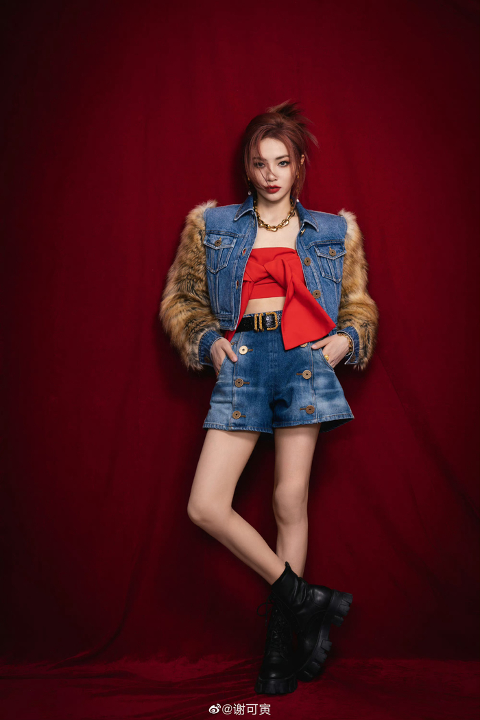 丨今天也是辣妹shaking 红蓝配色经典又吸睛!|谢可寅|说唱_新浪新闻