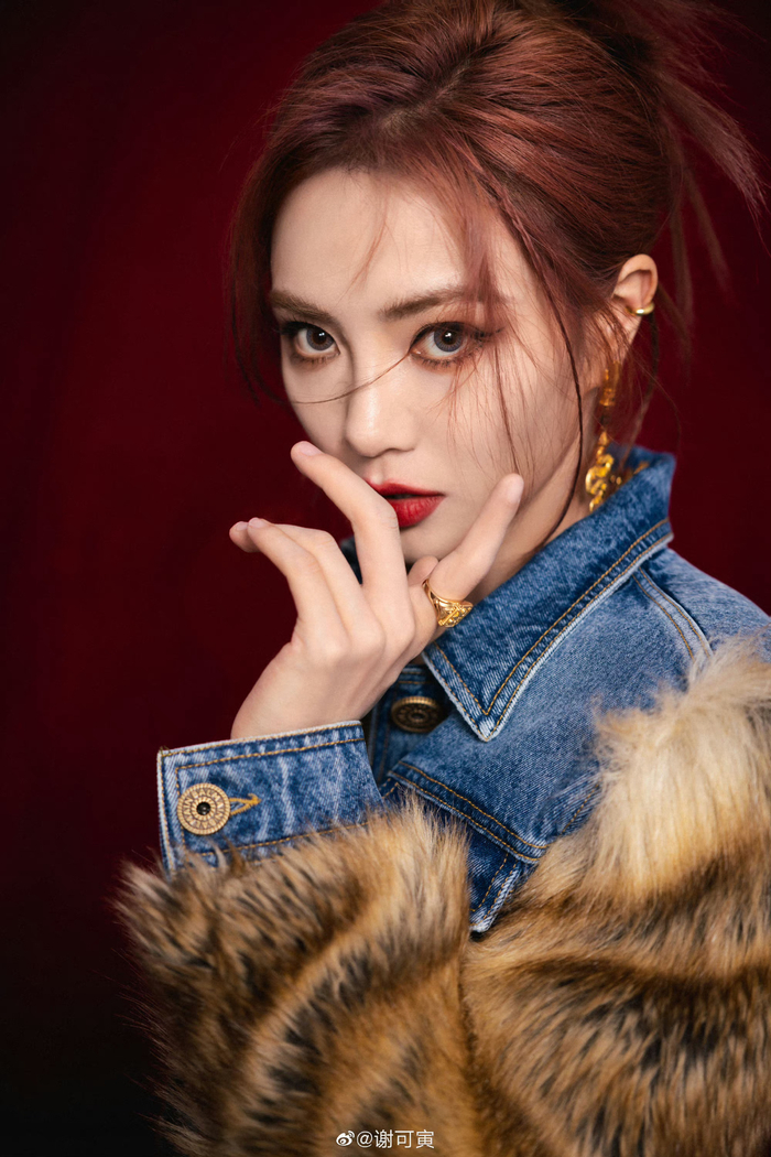 丨今天也是辣妹shaking 红蓝配色经典又吸睛!|谢可寅|说唱_新浪新闻