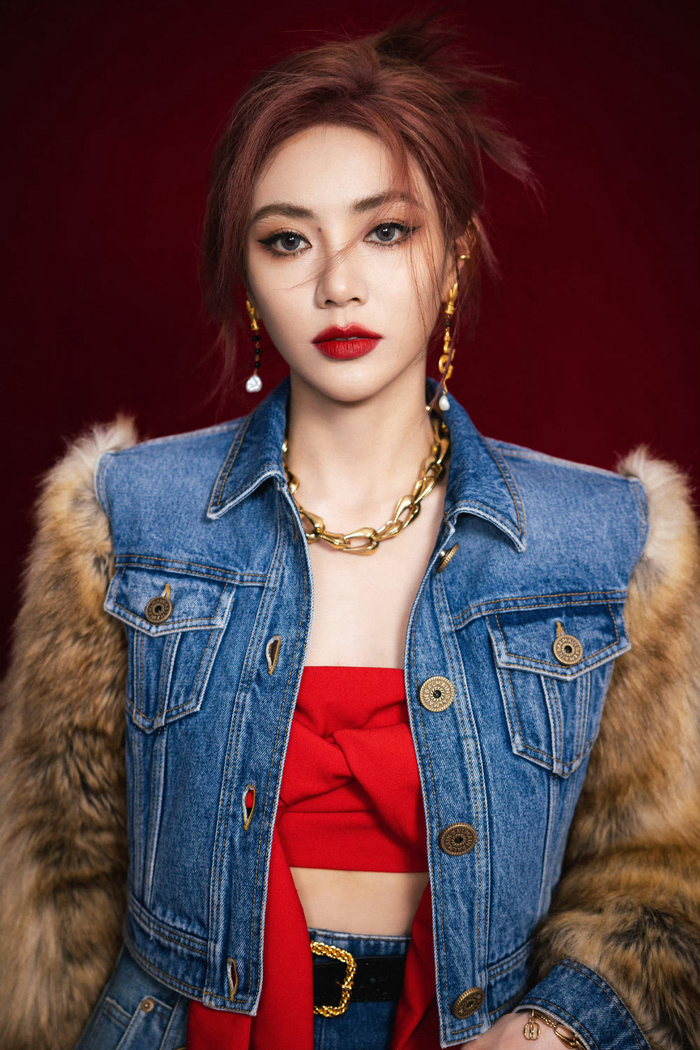 丨今天也是辣妹shaking 红蓝配色经典又吸睛!|谢可寅|说唱_新浪新闻