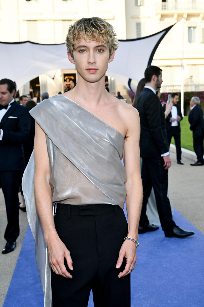 戳爷|troye sivan_新浪新闻