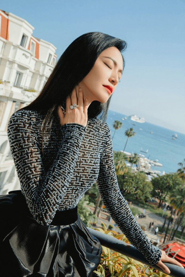 第76届戛纳电影节红毯现场 姚晨黑色修身长裙出席引关注|姚晨|红毯