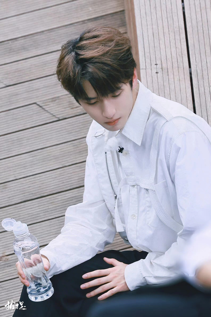 严浩翔真的重新定义了冷白皮,哈哈哈哈哈真的太好笑了……|严浩翔