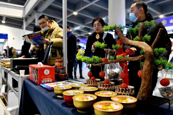 2月24日，市民在预制菜博览会上参观。
