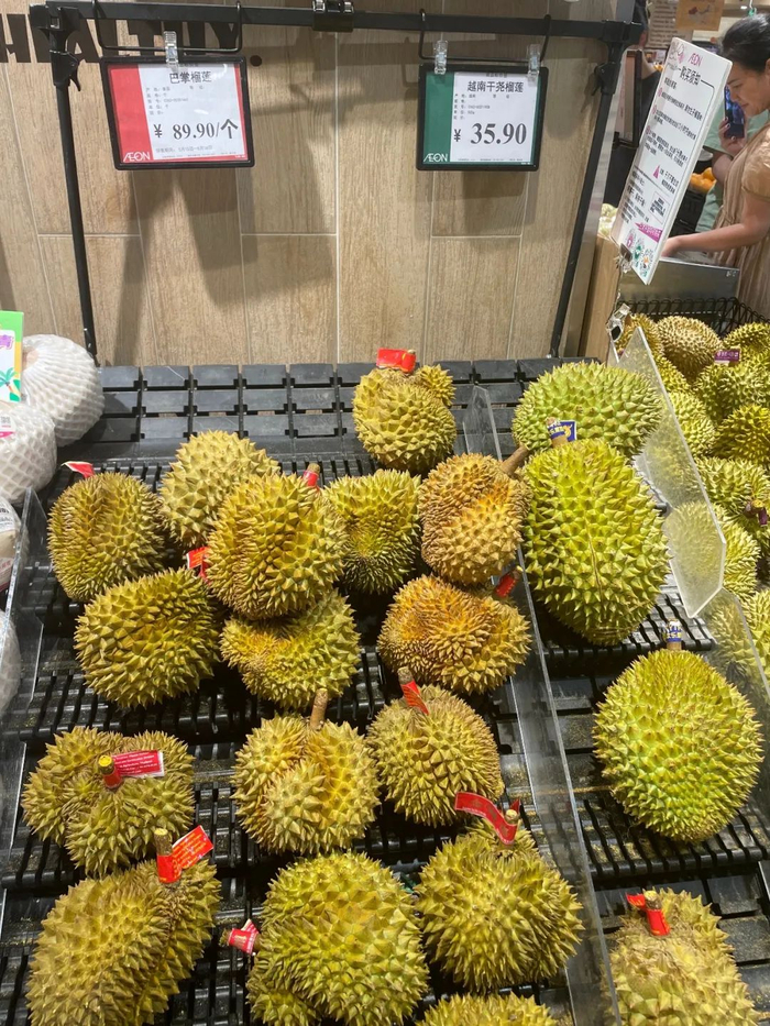 如今，水果超市里多了不少榴莲品种。（图/作者供图）