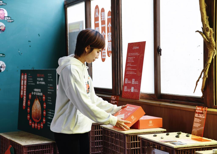 高晓欣在整理村里种植的生态农产品。新华社记者 邢拓 摄