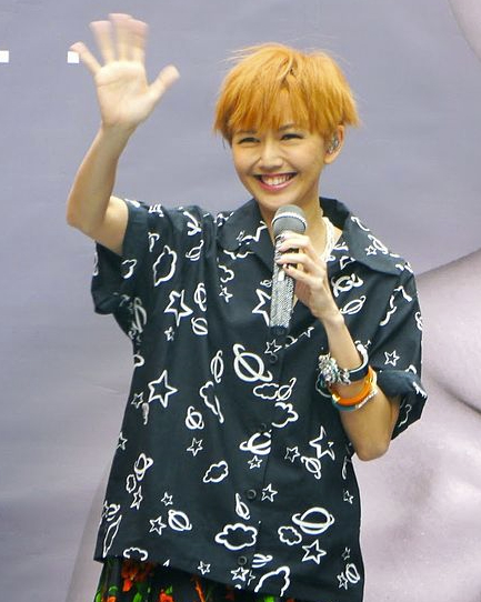 毕竟孙燕姿是新加坡南洋理工大学行销学系毕业.