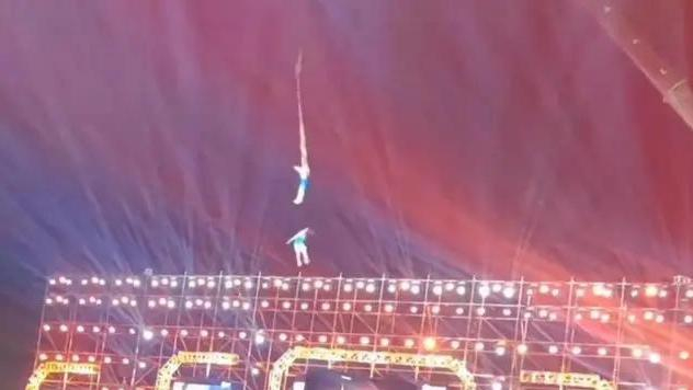 孙洁（化名）在表演中坠亡。