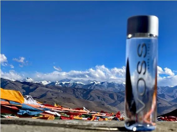 在珠峰大本营，珠峰高原美景尽收眼底