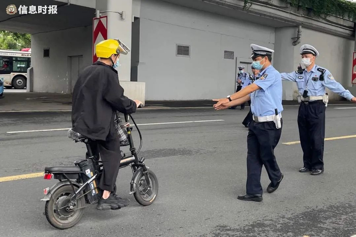 一名电动自行车驾驶员违规驶入机动车道。信息时报记者 王智汛 摄