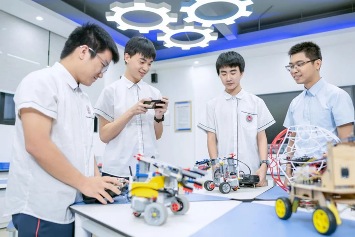 学生在商汤实验室进行试验操作。