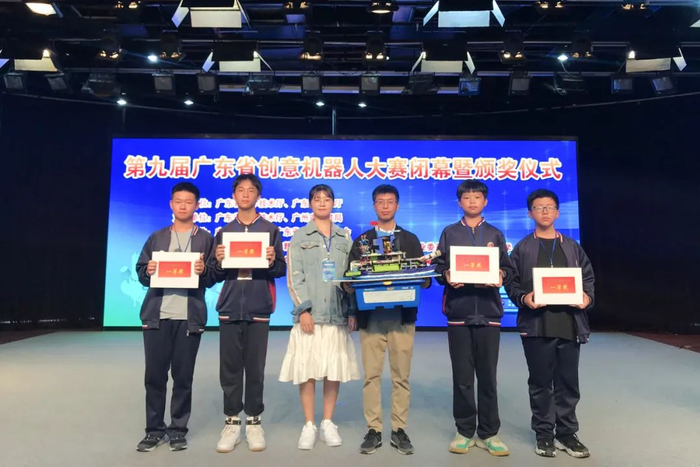 华商外语实验高级中学学生在广东省创意机器人大赛中荣获一等奖。
