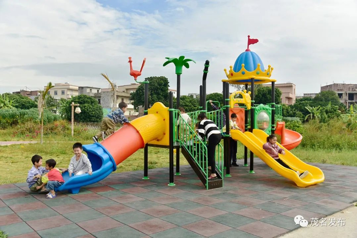 乡贤出资建起了乡村儿童乐园。