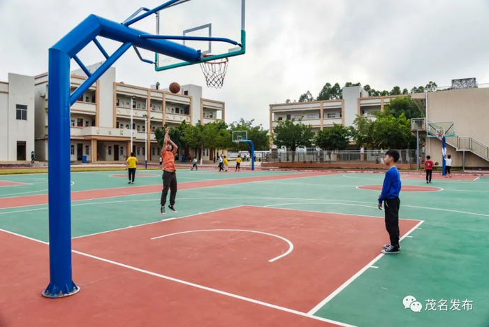 在茂商老板的捐款和政府的支持下，电白小良中心小学校园修建得十分美丽。