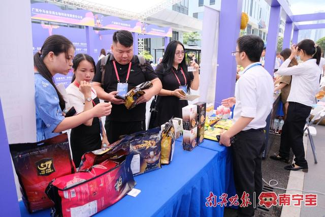 展位前“尝鲜”的客商络绎不绝