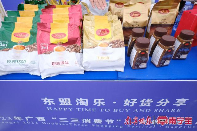 在展销活动区，榴莲、燕窝、咖啡等东盟“爆品”备受欢迎