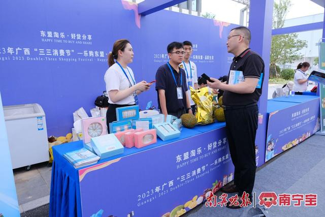 在展销活动区，采购商和供应商互加微信，进一步谈合作