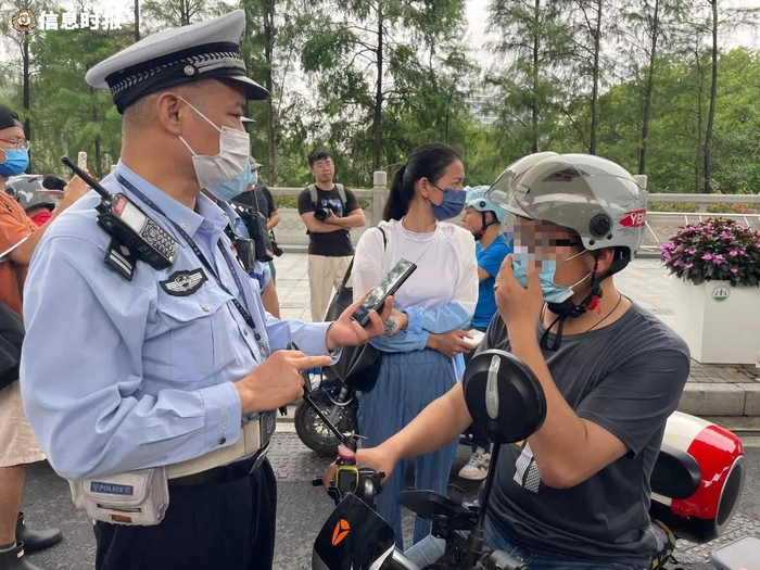 交警现场劝导驾驶电动自行车市民按规行驶。信息时报记者 王智汛 摄