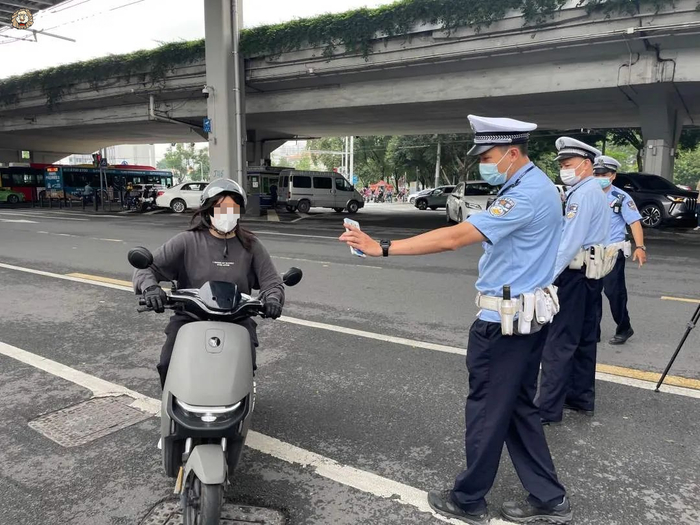 看到交警执法，有市民选择继续快速通过。信息时报记者 王智汛 摄