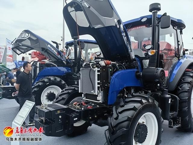　　潍柴雷沃智慧农业科技股份有限公司展示的拖拉机。记者郭玲摄