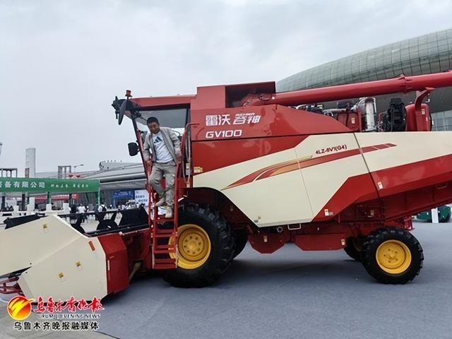 　　潍柴雷沃智慧农业科技股份有限公司展示的谷物收获机。记者郭玲摄