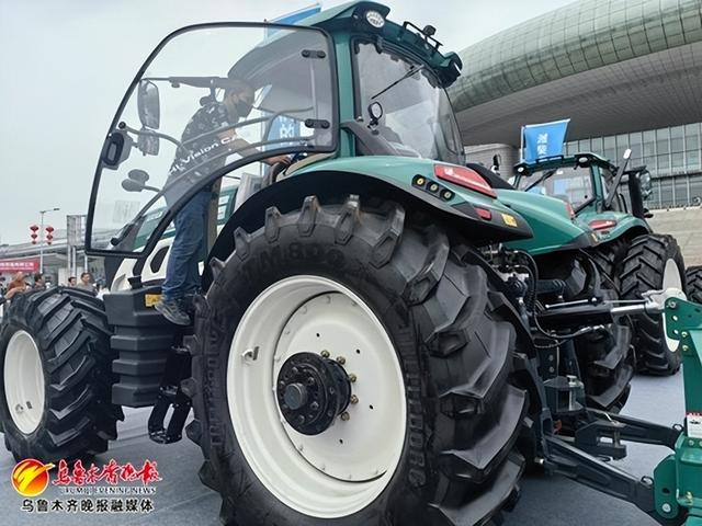 　　潍柴雷沃智慧农业科技股份有限公司展示的拖拉机。记者郭玲摄