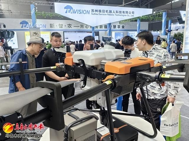 　　黑龙江惠达科技发展有限公司展示的植保无人机，最大载重量可达40公斤。记者郭玲摄