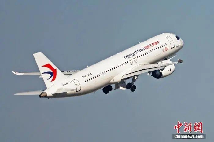 1月28日，东航全球首架C919国产客机从虹桥机场起飞。 中新社记者 殷立勤 摄