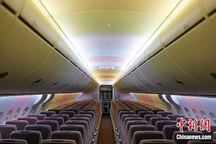 东航C919客机客舱内部设置了七彩灯光。东航 供图